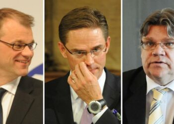 Pääministeri Jyrki Katainen (keskellä) väittelee hallituksen politiikasta Perussuomalaisten Timo Soinin (oik.) ja keskustan Juha Sipilän kanssa.