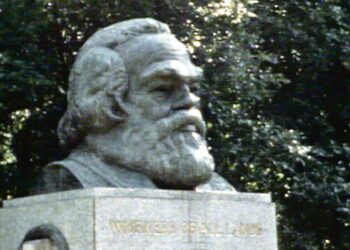 Peter von Bagh vietti päivän hautausmaalla Lontoon Highgatessa ja haastatteli Karl Marxin haudalla vierailevia erimaalaisia turisteja.