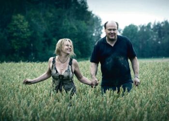 Juhani (Hannu-Pekka Björkman) ja Tuula (Elina Knihtilä) päättävät erota sivis-tyneesti, mikä ei kuitenkaan ole kovin helppoa.