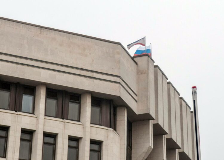 Venäjän lippu nostettiin torstaina salkoon Krimin alueparlamentin rakennuksen katolla Simferopolissa.