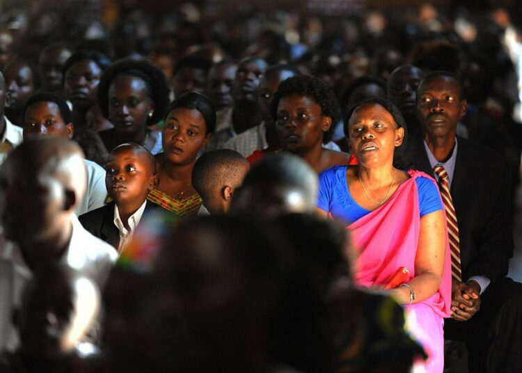Ihmisiä vuoden 1994 kansanmurhan uhrien muistotilaisuudessa toissa sunnuntaina kigalilaisessa kirkossa.