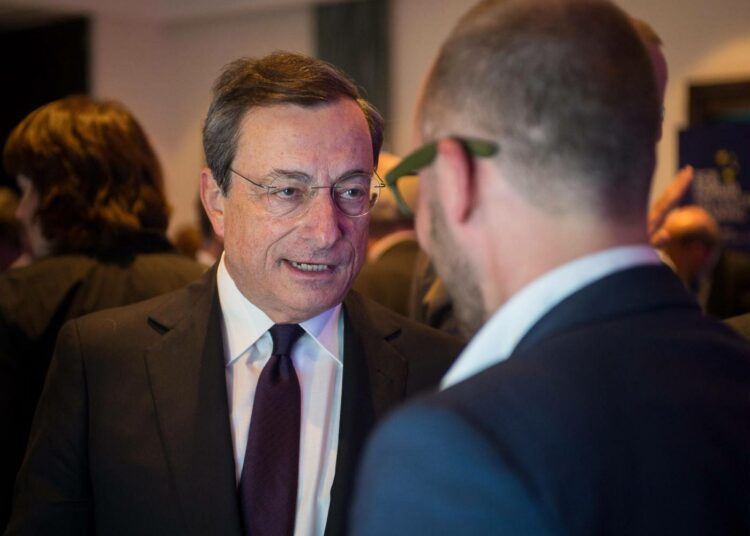 Entisenä huijaripankki Goldman Sachsin kasvattina EKP:n pääjohtaja Mario Draghi tiesi, miten veronmaksajilta pumpataan rahat finanssipiirin laariin.