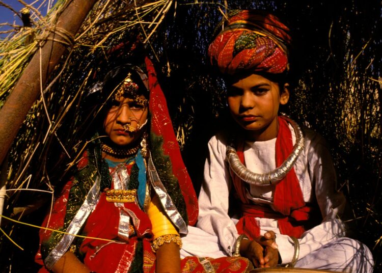 Intian laki kieltää alaikäisten avioliitot, mutta yhä useampi perhe haluaa naittaa tyttärensä varhain. Lapsihääpari Rajasthanissa.