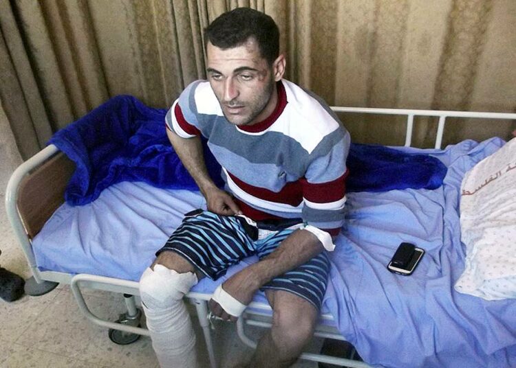 Palestiinalaisessa sairaalassa toipuva nuori rakennustyöläinen. Hän putosi korkealta työmaalla Israelin siirtokunnassa, loukkasi päänsä ja kätensä sekä mursi jalkansa useasta kohtaa. Sairaalaan pääsyä hän sai odottaa tunteja tarkastuspisteiden takia.