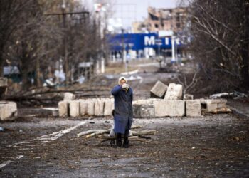 Nainen kuljettamassa polttopuita Donetskin lentokentän lähistöllä maanantaina.