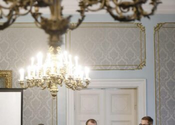 Perussuomalaisten puheenjohtaja Timo Soini (vas.), hallitusneuvottelujen vetäjä, keskustan puheenjohtaja Juha Sipilä ja kokoomuksen puheenjohtaja Alexander Stubb hallitusneuvottelujen tiedotustilaisuudessa perjantaina.