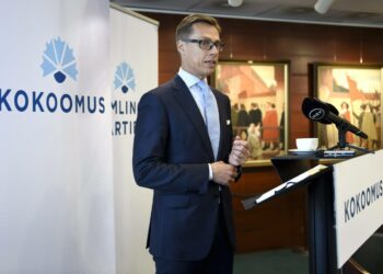 Kokoomuksen puheenjohtaja Alexander Stubb puolusti kokoomusväelle hallituksen pakkolakeja ennen kuin SAK julkisti oman vaihtoehtonsa niille.