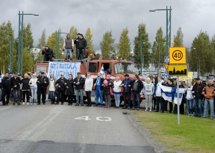 EU:ssa on pakolaisia kohtaan ikävä ilmapiiri. Näin osoitti mieltä kansanmielinen ja pakolaisia vastustava joukko Tornion matkakeskuksen edustalla Suomessa.