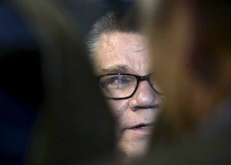 Perussuomalaisten puheenjohtaja Timo Soini on nyt ahtaalla.