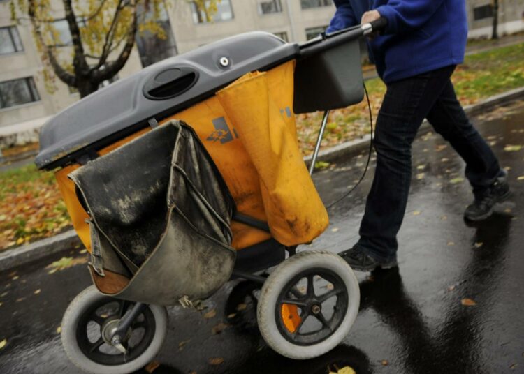 Postilaiset ovat maanantaina marssineet ulos useilta työpaikoilta.