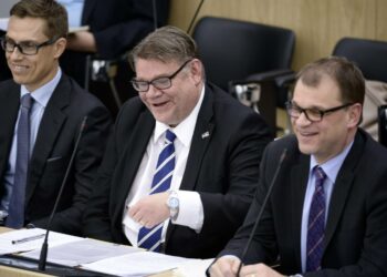 Ulkoministeri Timo Soini (keskellä) eduskunnan suullisella kyselytunnilla torstaina. Vasemmalla valtiovarainministeri Alexander Stubb ja pääministeri  Juha Sipilä.