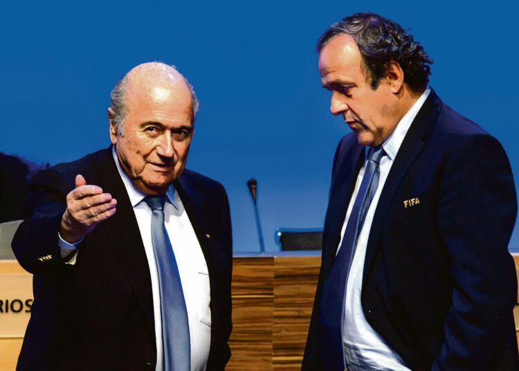 Sepp Blatter (vas.) maksoi Michel Platinille ”tehdystä työstä” melkein kaksi miljoonaa euroa. Molempien ura Fifan johtotehtävissä taisi tyssätä siihen.