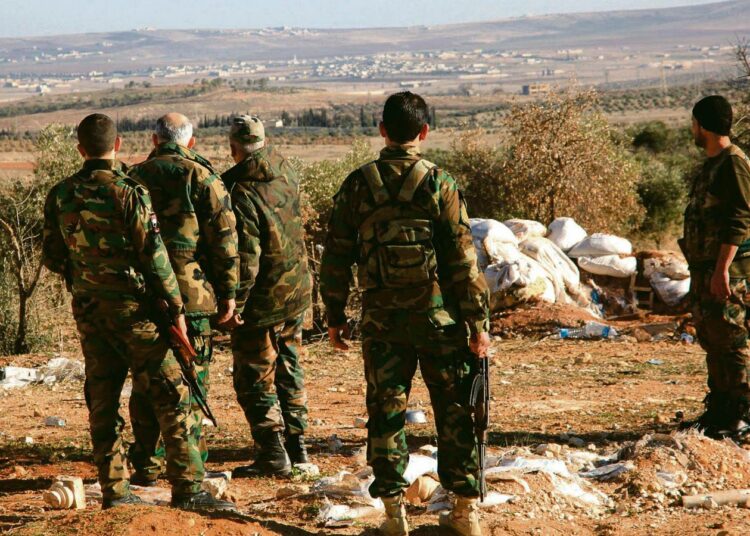 Kirjoittajan mukaan Syyrian sodan syyt löytyvät suurvaltojen kaasu- ja öljykilpailusta. Syyrian hallituksen joukot tarkkailivat Khan Tuman kylän ympäristöä joulukuussa.