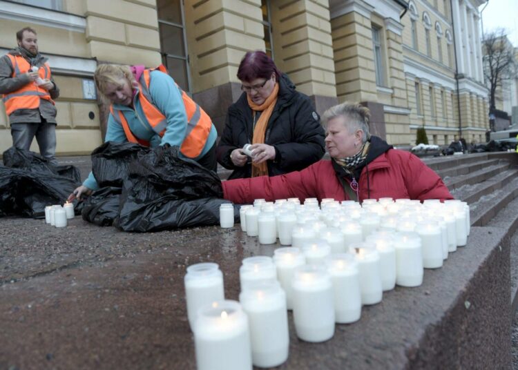 Helsingin yliopiston henkilökunta protestoi tammikuussa kynttilämielenosoituksella irtisanomisiin johtaneita yt-neuvotteluita. Seuraavat leikkaukset kohdistuvat opiskelijoihin.