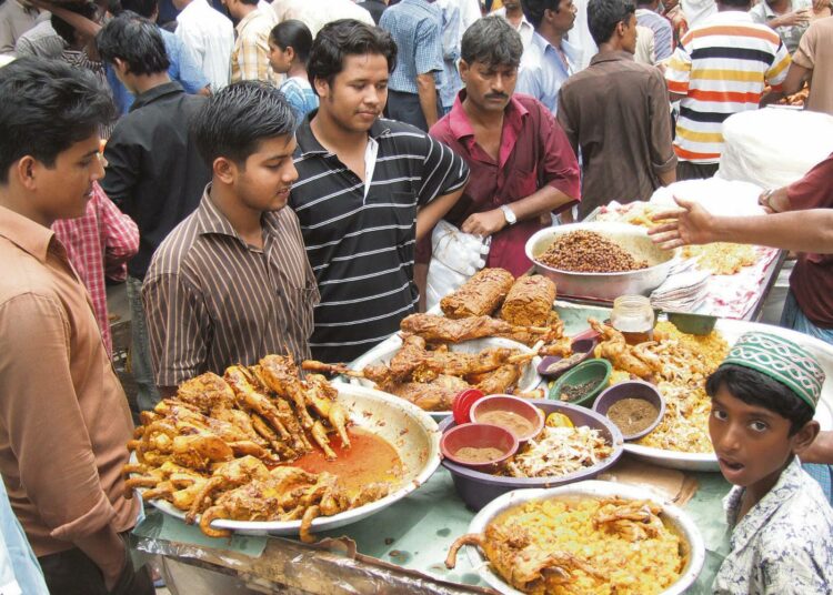 Kanankoipia ja muita paastopäivän jälkeisen illallisen aineksia myytävänä Bangladeshin pääkaupungin Dhakan vanhankaupungin suosituilla iftar-ruokamarkkinoilla.