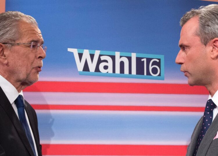 Alexander Van der Bellen ja Norbert Hofer Itävallan televisiossa toukokuussa.