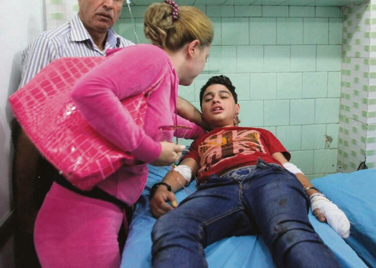 Syyrialaispoika haavoittui kapinallisten tekemässä raketti-iskussa Aleppossa. Koulurakennukseen tehdyssä iskussa kuoli ainakin kuusi lasta ja 15 haavoittui.
