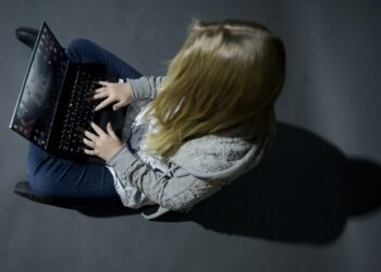 Eräiden visioiden mukaan paperikirja häviää ja tulevaisuuden oppilaat työskentelevät tablettien ja muiden tietokonelaitteiden ja näyttötaulujen avulla interaktiivisessa oppimisympäristössä.