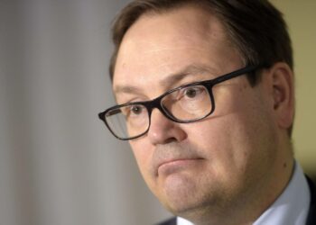 STTK:n pääekonomisti Ralf Sund laski, mitä EK:n puheenjohtajan Veli-Matti Mattilan (kuvassa)  palkka-avaus todellisuudessa tarkoittaisi.