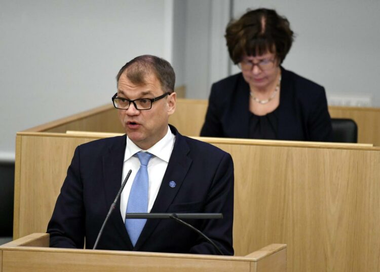 Pääministeri Juha Sipilä toi uusvanhan hallituksensa luottamuksen eduskunnan mitattavaksi. Luottamuksesta äänestetään vasta tiistaina.