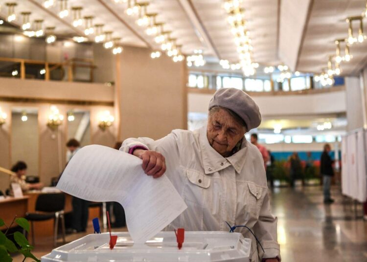 Nainen äänestämässä Moskovan kunnallisalueiden valtuustojen vaaleissa syyskuussa.