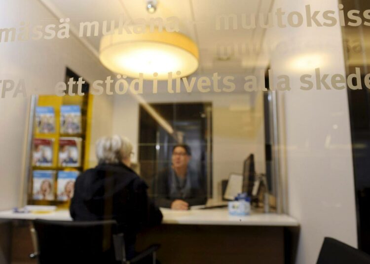 Suomessa irtisanotaan erityisen herkästi ikääntyviä työntekijöitä matalapalkka-ammateissa.