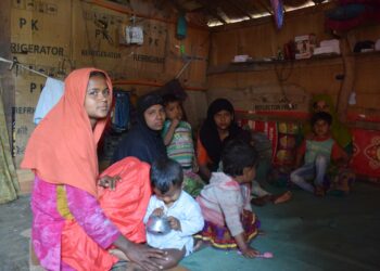 Myanmarista paenneet rohingya-naiset asuvat tilapäismajoituksessa Intian Jammussa.