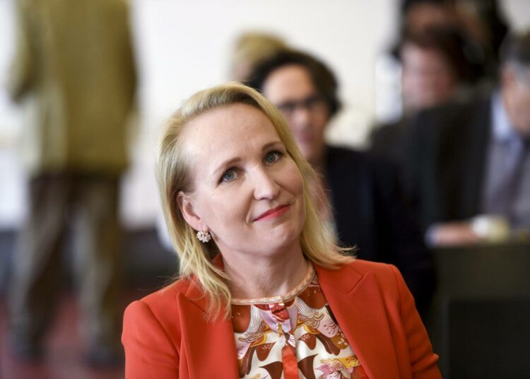 Valtakunnansovittelija Minna Helle siirtyy Teknologiateollisuuden uudeksi työmarkkinajohtajaksi.