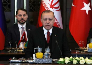 Berat Albayrak ja Recep Tayyip Erdogan huhtikuussa otetussa kuvassa.