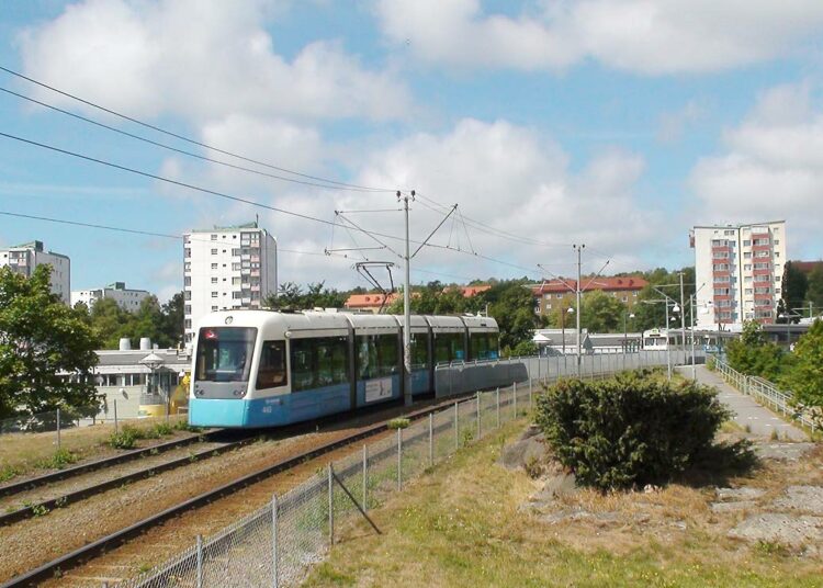Göteborgissa on useita raitiovaunulinjoja. Biskopsgårdenissa asutaan kätevästi lähellä pysäkkejä.