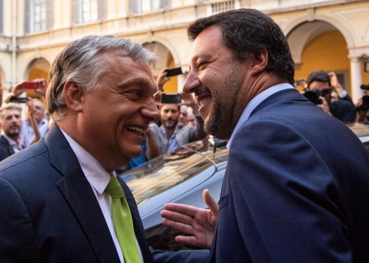 Unkarin pääministeriä Viktor Orbánia (vas.) ja Italian sisäministeri Matteo Salvinia yhdistävät oikeistopopulistinen politiikka ja maahanmuuttovastaisuus.