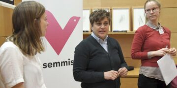 Li Andersson, Silvia Modig ja Hanna Sarkkinen esittelivät vasemmistoliiton ilmastohyvinvoinnin ohjelman konkretiaa eduskunnassa.