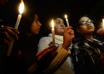 Naiset ovat kokoontuneet New Delhissä kynttilämielenosoitukseen kuolleen raiskauksen uhrin muistoksi.