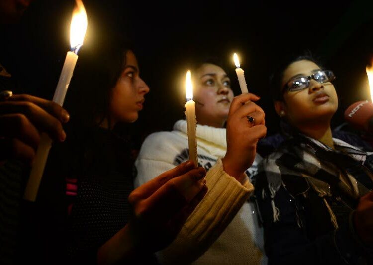 Naiset ovat kokoontuneet New Delhissä kynttilämielenosoitukseen kuolleen raiskauksen uhrin muistoksi.