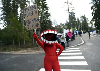 Elokapinan aktivistit olivat vastassa Helsingin Vuosaaressa kokoontuneita hallituspuolueiden kansanedustajia.
