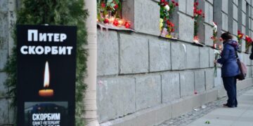 Huhtikuussa 2017 Pietarin metrossa tehtiin pommi-iskusta pidätetyille luettiin tuomiot viime joulukuussa. Kuva pommi-iskun muistoseinältä.