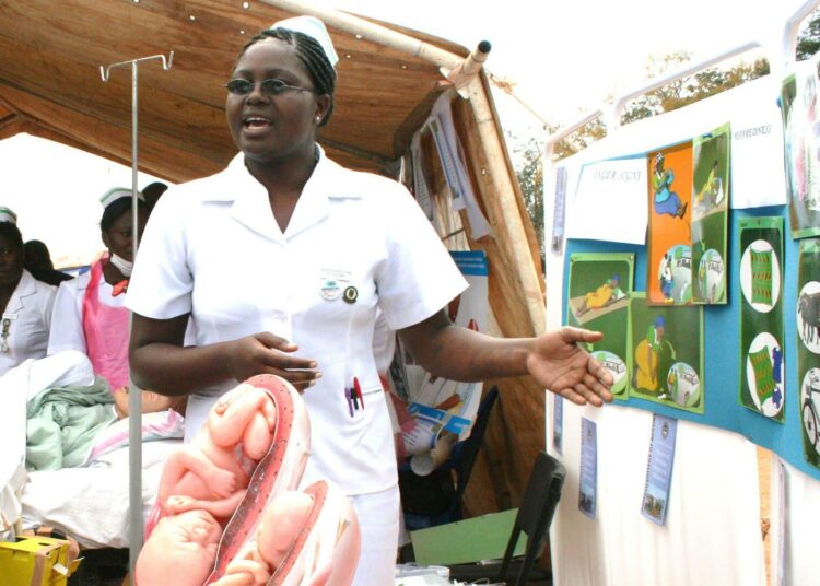 Malawilainen sairaanhoitaja koulutussessiossa. Yhdysvaltain vetäytyminen terveysyhteistyöstä abortteja tai niihin liittyviä palveluja tarjoavien organisaatioiden kanssa haittaa malawilaisia, varsinkin naisia