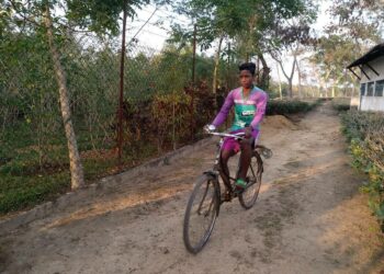 Teen pienviljelijä Dulal Urang pyöräilee halki Rangrungin teetilan.