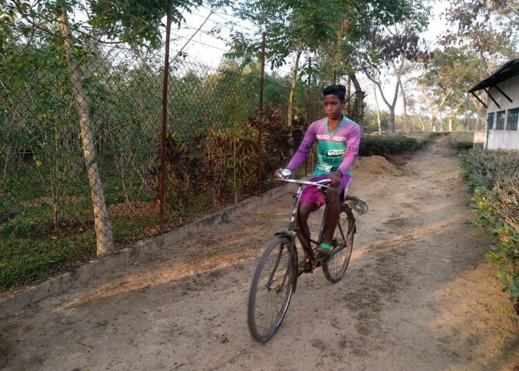 Teen pienviljelijä Dulal Urang pyöräilee halki Rangrungin teetilan.