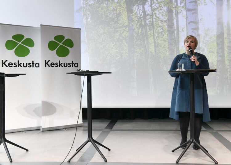 Keskustan tuore puheenjohtaja Annika Saarikko joutui selittelemään nuorille osoittamaansa viestiä ilmastohuolesta.