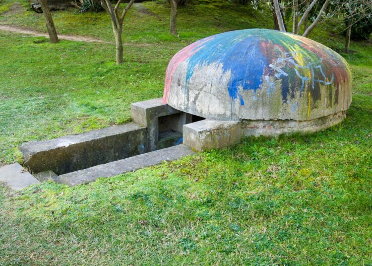 Albanian kuuluisat betonibunkkerit ovat peräisin diktaattori Enver Hoxhan ajalta. Kuvan bunkkeri on Tiranassa.