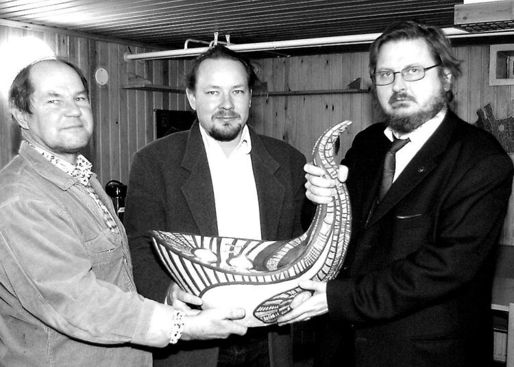 Sadankomitean puheenjohtaja Heikki Lakkala (oik.) luovutti järjestön vuoden 2001 rauhanpalkinnon Attacin hallituksen jäsenille Mika Rönkölle ja Mikael Böökille.