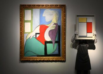 Lohkoketjujen avulla taideteoksien omistuksia pystytään pilkkomaan pieniin osiin luotettavasti. Kuvassa Pablo Picasson (vasemmalla) ja Piet Mondrianin maalaukset Christie'sin huutokauppakamarin tiloissa keväällä 2021.