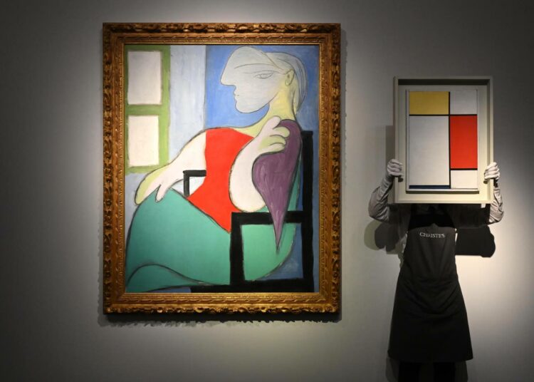 Lohkoketjujen avulla taideteoksien omistuksia pystytään pilkkomaan pieniin osiin luotettavasti. Kuvassa Pablo Picasson (vasemmalla) ja Piet Mondrianin maalaukset Christie'sin huutokauppakamarin tiloissa keväällä 2021.