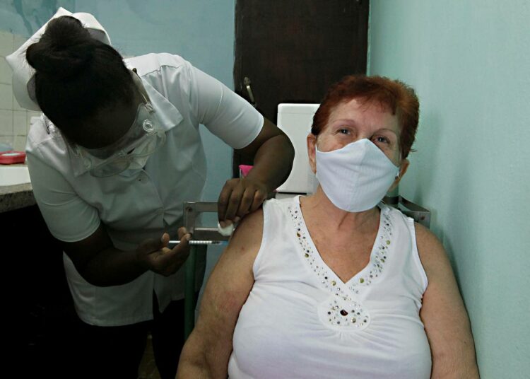 Kuubalainen Carmen Puentes, 70, saa ensimmäisen koronarokotepistoksensa.