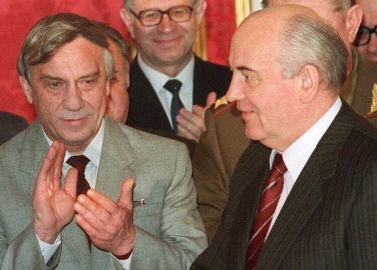 Toukokuussa 1991 Neuvostoliitton silloinen varapresidentti Gennadi Janajev (kuvassa vasemmalla) taputteli käsiään presidentti Mihail Gorbatšovin rinnalla, mutta saman vuoden elokuussa Gorbatšov vangittiin ja Neuvostoliittoon asetettiin poikkeustila.