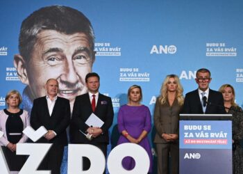 Vaalitappion kärsineen Ano-puoluen puheenjohtaja, Tšekin pääministeri Andrej Babiš (oik.)  pitämässä puhetta ennakkotulosten selvittyä lauantaina.