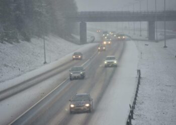Lunta, loskaa ja jäätä riittää tänä talvena Suomen teillä. Valkoiset tiemerkinnät eivät erotu kunnolla.