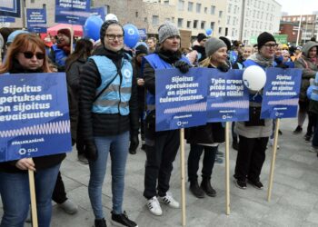 Opettajat vauhdittivat sopimusneuvotteluja mielenosoituksella toukokuussa .