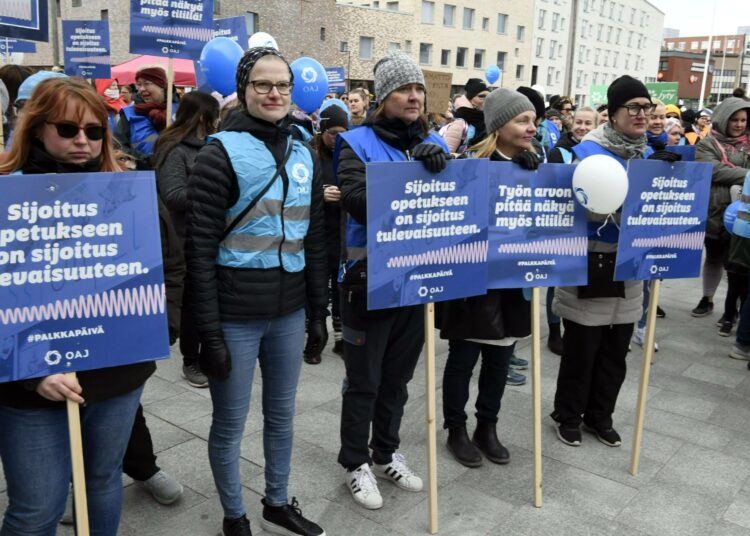 Opettajat vauhdittivat sopimusneuvotteluja mielenosoituksella toukokuussa .